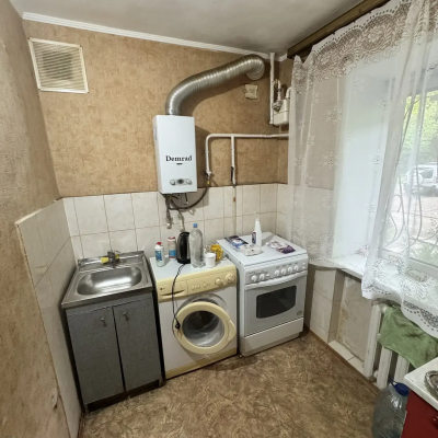 Продам 3-х комнатную квартиру в г. Луганске (кв-л. Луганский), район квартала Щербакова.